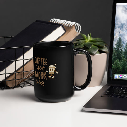 Schwarze glänzende Tasse mit Aufdruck - Coffee first, work later